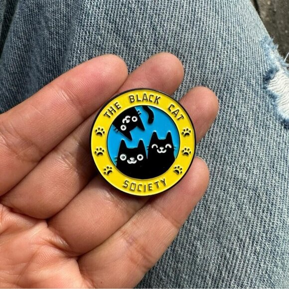⭐Pin Lapel Brooch Black Cat Society Cartoon Yellow Animal Cartoon Paw Prints New - Picture 2 of 7